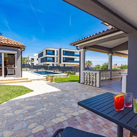 1 Bedroom Gorgeous In Διαμέρισμα Μεντουλίν